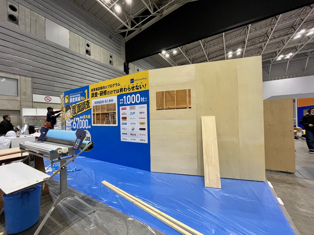 職人による経師貼り